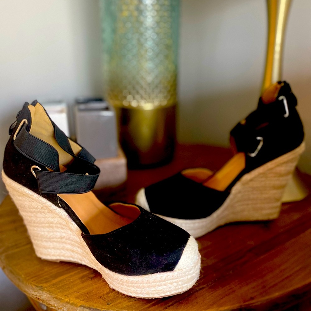 Black closed toe wedge espadrilles sz 6